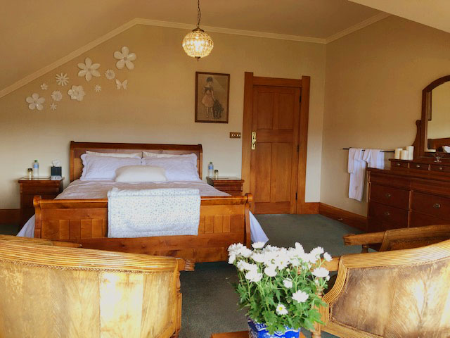 King Sleigh Bed In Garden Room At Grand On Victoria In Hawera Of South Taranaki NZ